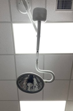 Hastanenin ameliyat odasında beyaz ışıklarla duş başlığı.