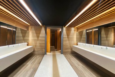 Ahşap duvarları ve küveti olan modern bir banyo.