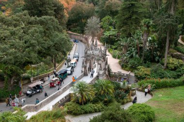 Turistler Quinta da Regaleira, Sintra, Portekiz 'i ziyaret eder, 12 Kasım 2023