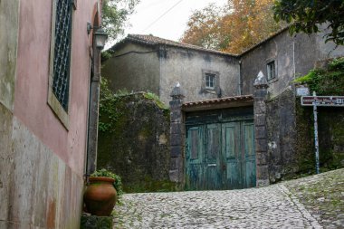 Portekiz 'in eski Porto şehrinde eski kapısı olan Cobblestone Caddesi, 12 Kasım 2023