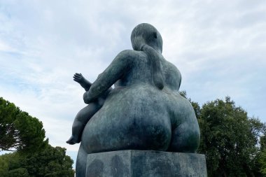 Parktaki bir kadın heykeli, Lizbon, Portekiz, 12 Kasım 2023