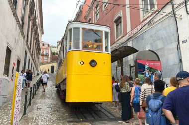 Lizbon, Portekiz sokaklarında klasik sarı tramvay. 12 Kasım 2023