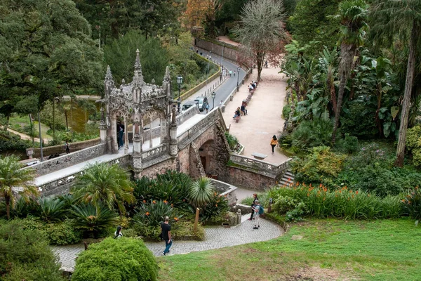 Quinta da Regaleira, Sintra, Portekiz 'in giriş kapısını ziyaret eden turistler, 12 Kasım 2023
