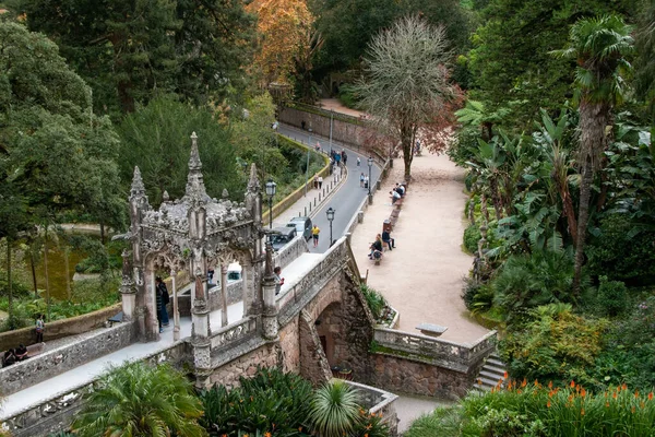 İnsanlar 12 Kasım 2023 'te Quinta da Regaleira, Sintra, Portekiz' i ziyaret eder.