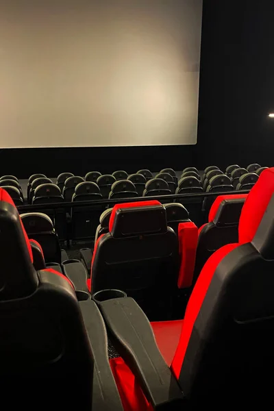 Arka planda siyah ekranı ve kırmızı koltukları olan boş sinema salonu. Lizbon, Portekiz, 12 Kasım 2023