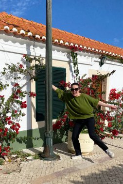 Portekiz 'in eski Tavira şehrinin sokaklarında bir kadın