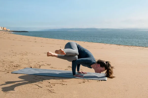 早上在海滩上练习瑜伽的年轻女人 健康生活方式概念 — 图库照片