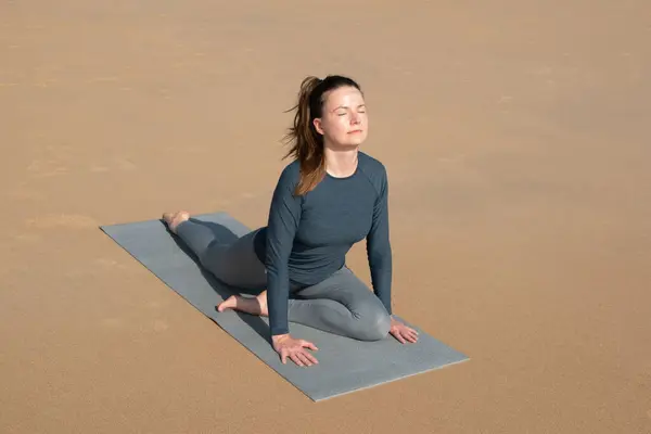 年轻女子在海滩上练习瑜伽 健康的生活方式和放松 — 图库照片