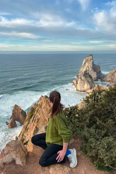 Woman Sitting Cliff Looking Atlantic Ocean Portugal — Stock Photo, Image