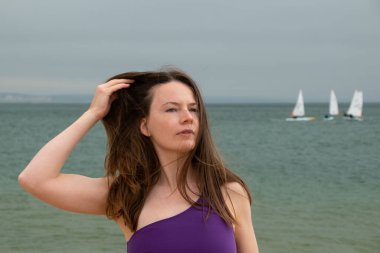 Renkli yeşil arka planda düşmüş yaprakları olan tropik ağaç gövdesi.