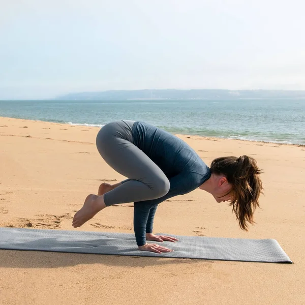 年轻女子在海边练瑜伽 健康生活方式概念 — 图库照片