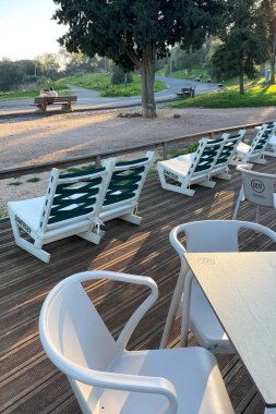 Parktaki bir restoranın terasında boş masa ve sandalyeler, Lizbon, Portekiz, 12 Kasım 2023