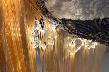 Mağazanın içindeki avizeye yakın çekim.