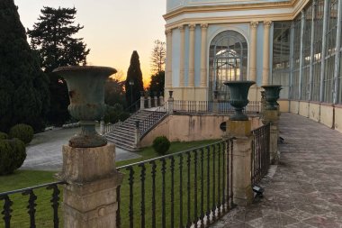 Günbatımında eski tarihi bina