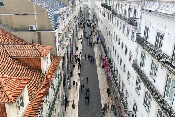 İnsanlar 12 Aralık 2023 'te Lizbon, Portekiz sokaklarında yürür.