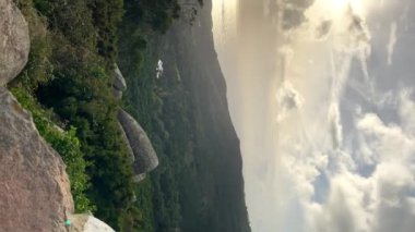 Akşam ışığında dağdan doğanın panoramik görüntüsü