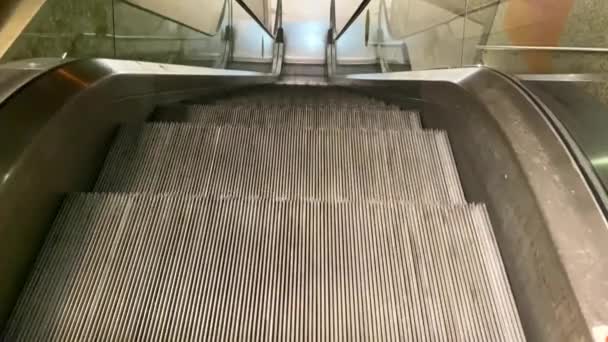 Uma Escada Rolante Vazia Sobe — Vídeo de Stock