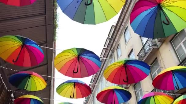 Цветные Радужные Зонтики Розовой Улице Лиссабоне Португалия Европа — стоковое видео