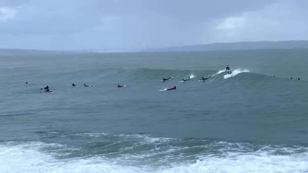 Surfare Havet Med Vågor — Stockvideo