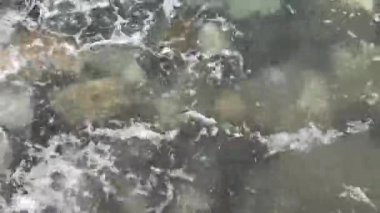 Deniz dalgaları kayalara çarpar, Atlantik Okyanusu manzarası, dramatik deniz manzarası