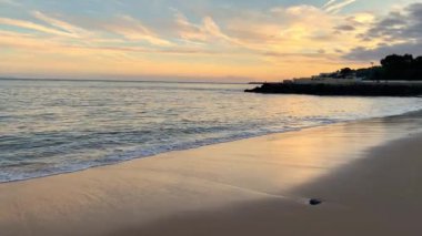 Denizin üzerinde gün doğumu ve güzel bulutlar