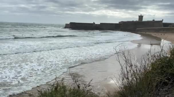 Sandy Praia Torre Stranden Molnig Himmel Bakgrund Medeltida Fästningen Sao — Stockvideo