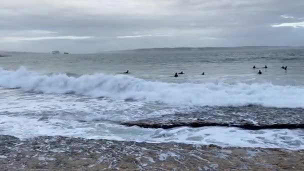 Surfistas Mar Com Ondas — Vídeo de Stock