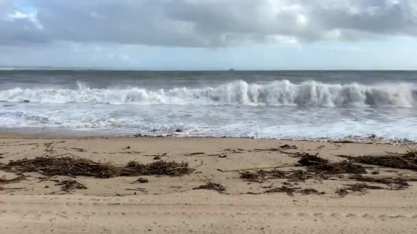 Ein Leerer Wilder Sandstrand Atlantik Meereswellen Schöne Wolkenlandschaft Dramatische Landschaft Stockvideo