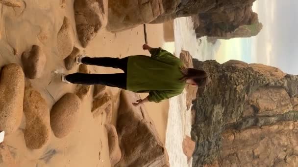 Mujer Joven Camina Largo Una Playa Rocosa Las Orillas Del — Vídeo de stock