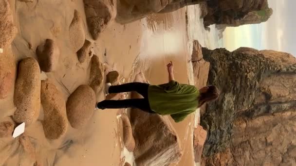 Молодая Женщина Прогуливается Скалистому Пляжу Побережье Атлантического Океана Португалии — стоковое видео