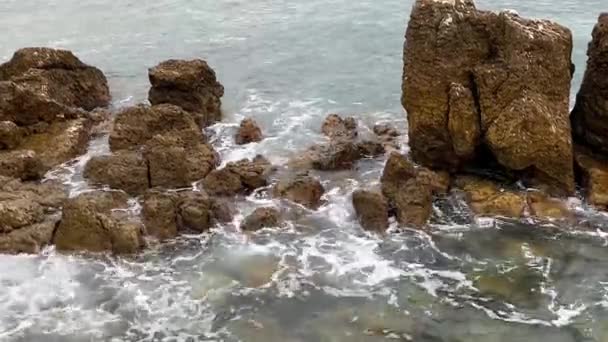Havsvågor Krasch Klippor Atlantens Landskap Dramatisk Havsutsikt — Stockvideo