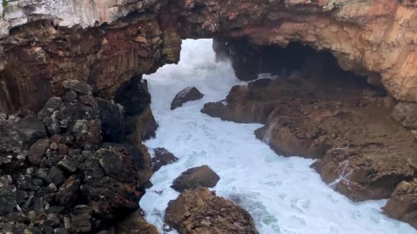 Θαλάσσια Κύματα Συντριβή Βράχους Τον Ατλαντικό Ωκεανό Τοπίο Δραματική Θαλασσογραφία — Αρχείο Βίντεο