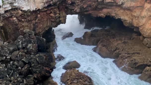 Θαλάσσια Κύματα Συντριβή Βράχους Τον Ατλαντικό Ωκεανό Τοπίο Δραματική Θαλασσογραφία — Αρχείο Βίντεο