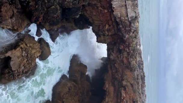 Fale Morskie Rozbijają Się Skały Krajobraz Oceanu Atlantyckiego Dramatyczny Krajobraz — Wideo stockowe