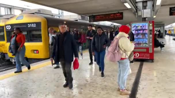 2023年11月12日 葡萄牙里斯本火车站附近的人们 — 图库视频影像