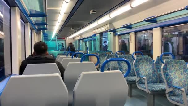Kasım 2023 Lizbon Portekiz Bir Tren Vagonundaki Insanlar Kalkış Için — Stok video