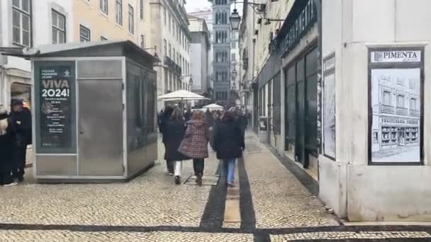 2023年12月29日 人们走过葡萄牙里斯本典型街道的历史市中心 — 图库视频影像