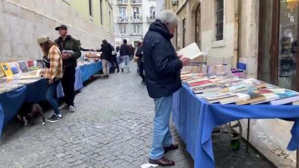 Tarih Şehir Merkezinde Yürüyen Insanlar Lizbon Portekiz Tipik Sokakları Aralık — Stok video