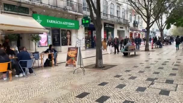 Emberek Séta Történelmi Belvárosban Tipikus Utcák Lisszabon Portugália December 2023 — Stock videók