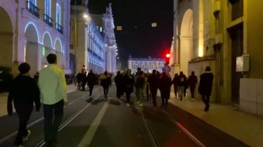 Tarih şehir merkezinde yeni yıl arifesinde yürüyen insanlar, Lizbon, Portekiz 'in tipik sokakları, 1 Ocak 2024