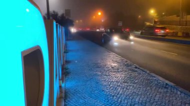 Oeiras, Portekiz, 12 Kasım 2023 'te yoğun siste arabalar yol boyunca ilerler.