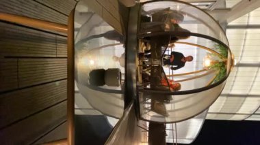 29 Aralık 2023 'te Lizbon, Portekiz' in merkezindeki bir restoranda insanlar