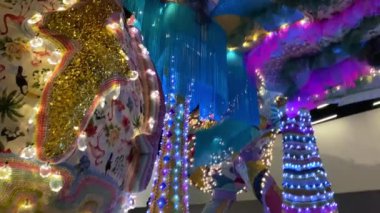 MAAT, Lizbon, Portekiz 'deki Çağdaş Sanat sergisinden keyif alan insanlar, 12 Kasım 2023