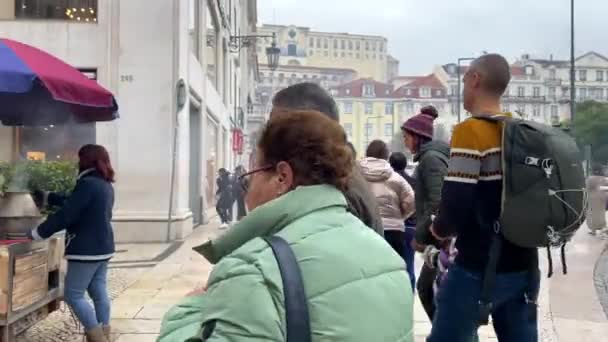 Personas Caminando Por Centro Histórico Ciudad Calles Típicas Lisboa Portugal — Vídeo de stock