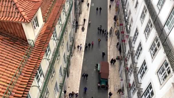 Top Pohled Lidi Procházející Historickým Centrem Města Typické Ulice Lisabonu — Stock video