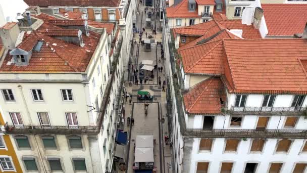 Top Pohled Lidi Procházející Historickým Centrem Města Typické Ulice Lisabonu — Stock video