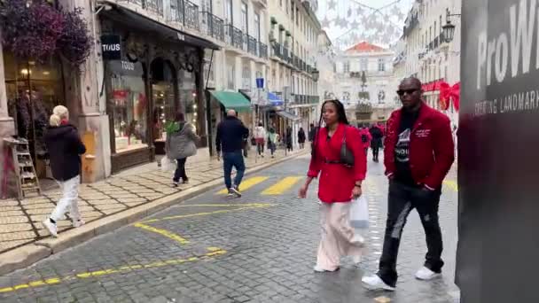 Tarih Şehir Merkezinde Yürüyen Insanlar Lizbon Portekiz Tipik Sokakları Aralık — Stok video