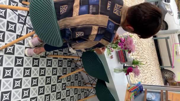 커피숍 근로자는 근무일 신선한 꽃다발을 만듭니다 포르투갈 11월 2023 — 비디오