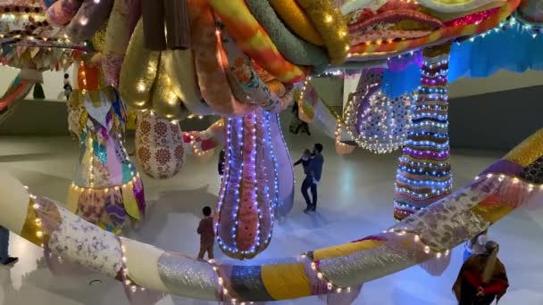 Люди Насолоджуються Виставкою Сучасного Мистецтва Маат Лісабон Португалія Листопада 2023 — стокове відео