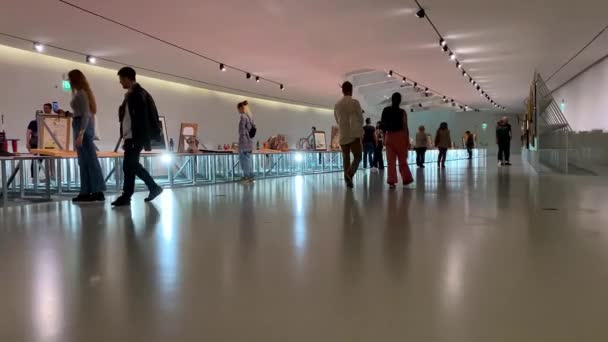 Люди Наслаждающиеся Выставкой Современного Искусства Фата Лисбон Португалия Ноября 2023 — стоковое видео